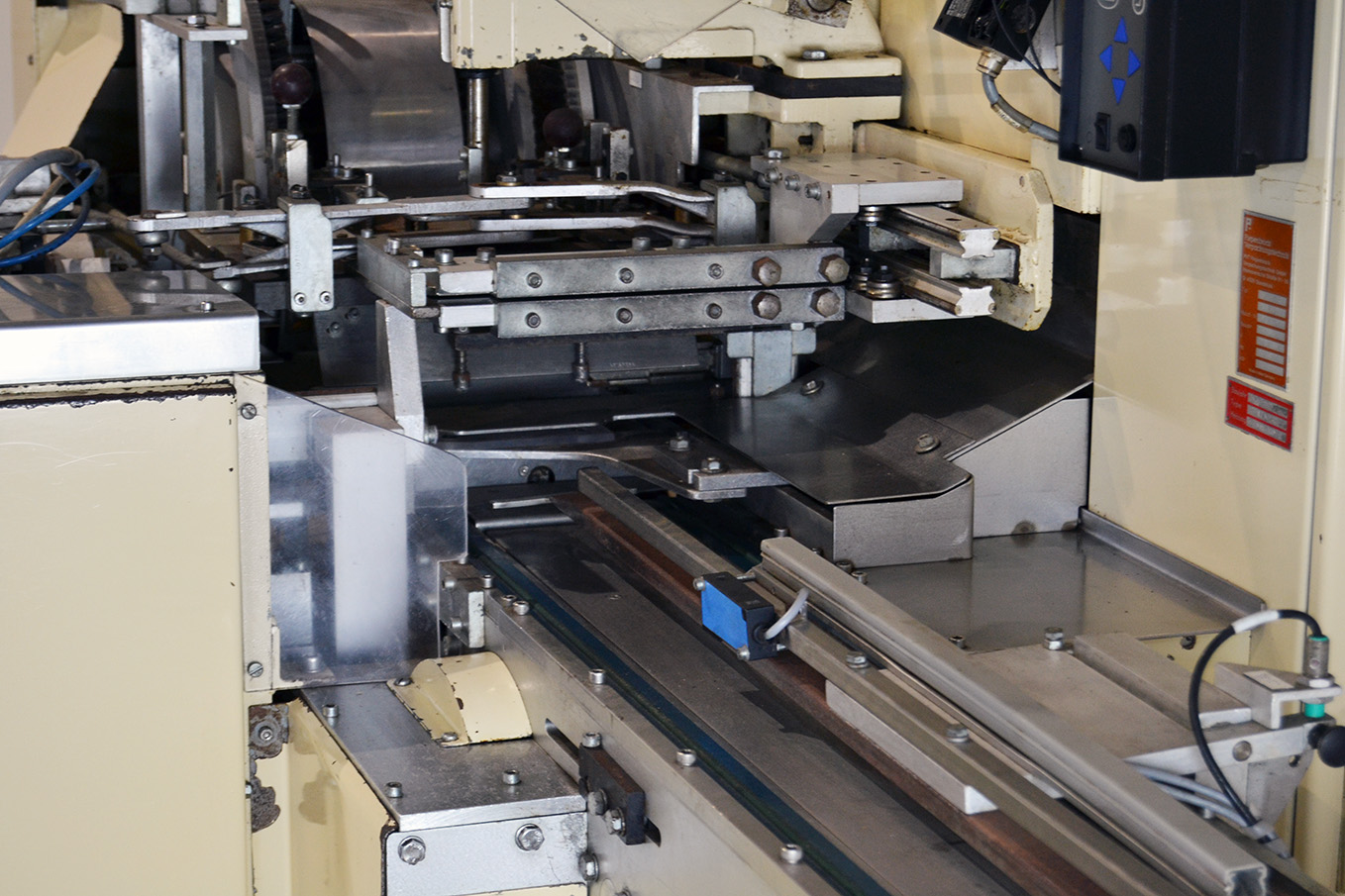 Loesch LTM-GR chocolate wrapper machine (9)