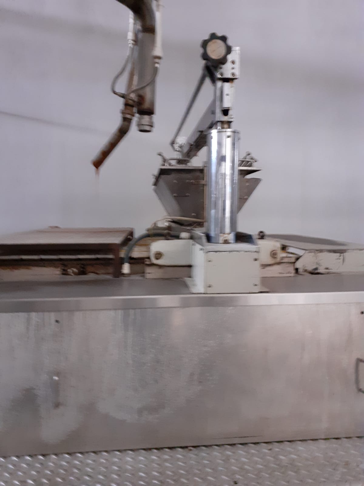 Cooking and depositing toffee line (7)
